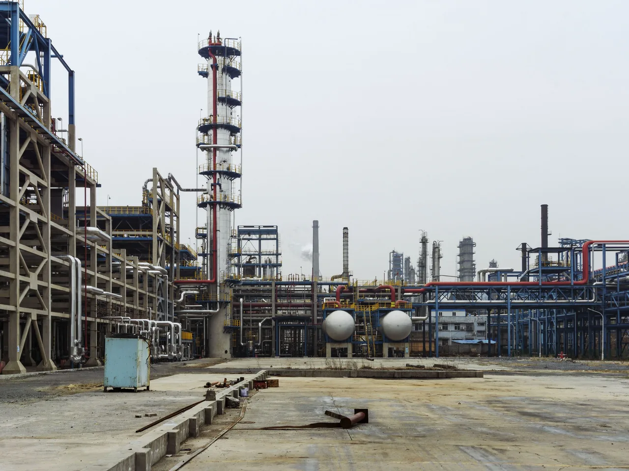Petrochemical process plant with pipe racks and a distillation column